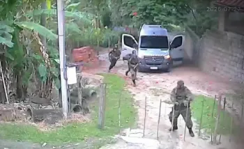 Bandidos derrubam cerca de arame farpado em Guaratiba. Foto: Reprodu��o/TV Globo