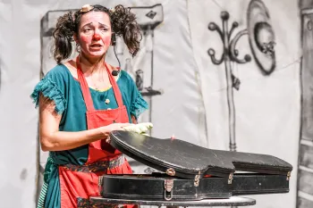 A atriz Fernanda Pimenta caracterizada como a Palhaca Malagueta, na peca 'Malhagueta na labuta' Foto: Layza Vasconcelos/Divulgacao