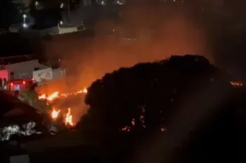 Fogo atinge o p�tio de uma empresa no bairro Alvorada, em Cuiab�. Foto: Naujorks