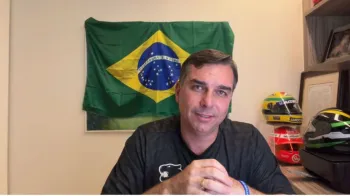 Fl�vio Bolsonaro durante live em seu canal no Youtube (Reprodu��o/Youtube/Flavio Bolsonaro)