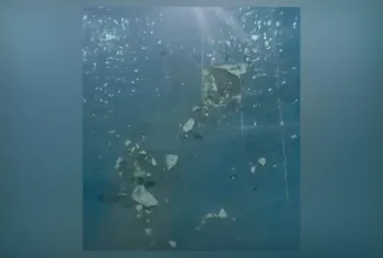 O azulejo da piscina onde, segundo relatos em redes sociais, a granada teria explodido Foto: Instagram/Reprodu��o