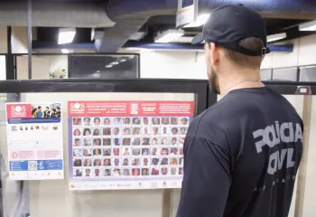 Cartazes da FIA com fotografias de crian�as e adolescentes desaparecidos estar�o nas delegacias do Rio Foto: Divulga��o