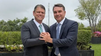 Fl�vio Bolsonaro (PL) com o governador de S�o Paulo, Tarc�sio de Freitas (Republicanos) - X/Fl�vio Bolsonaro