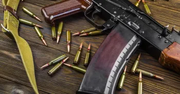 Fuzil Ak-47 com balas em cima de mesa Getty Images/Anton Petrus