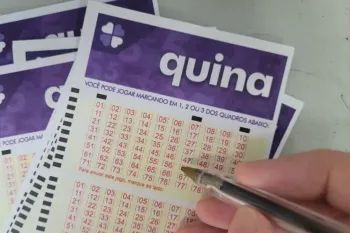 Apostador marcando n�meros da Quina (Foto: divulga��o)