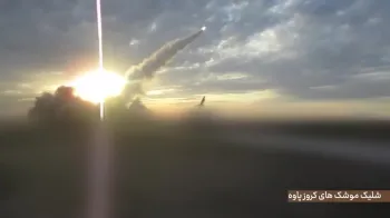 TV estatal iraniana mostra m�sseis e drones que teriam sido disparados contra bases dos EUA no Golfo (Reprodu��o/Reuters)