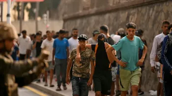 Imigrantes atravessam a fronteira perto de Ceuta