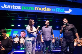 O prefeito de Duque de Caxias, Netinho Reis (MDB), ao lado do candidato ao governo do estado Eduardo Paes (PSD) e Jane Reis, vice-candidata. Foto: Divulga��o/D�bora C�mara