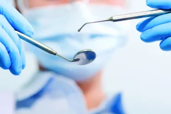 Dentista durante atendimento (Foto: Reprodu��o)