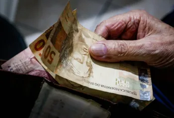 Notas de dinheiro em carteira