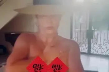Britney Spears mostrou tudo para os f�s ao exibir coreografias ousadas completamente sem blusa.