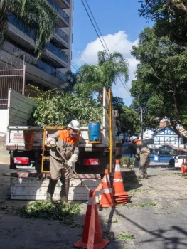 Equipes da Light trabalham para retomar o fornecimento de energia el�trica afetado pela ventania - �rica Martin/Ag�ncia O Dia