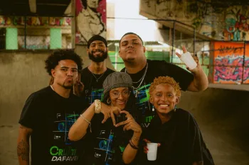 Alunos da �ltima edi��o do Cri.Ativos da Favela: turma formada em 2024 ser� contratada para produzir s�rie que a Globo Rio exibe no ver�o de 2027. Foto: Divulga��o/Favela Filmes/Stevanini Jamal