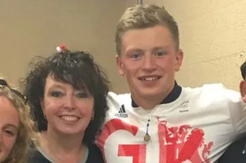 Adam Peaty com sua m�o Caroline (Imagem: Instagram/@caroline_peaty)