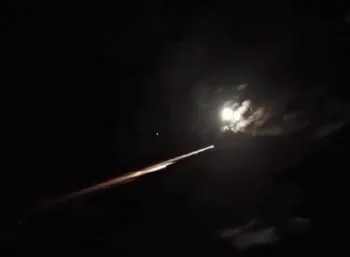 Lixo espacial entrando na atmosfera em Puerto Bermejo de Chaco, Argentina. Foto: Reprodu��o/X