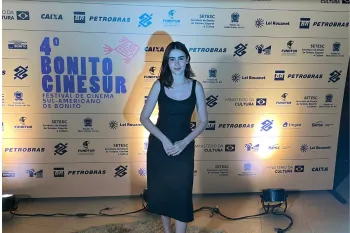 Valentina Herszage apresentou o encerramento ao lado de Paulo Betti (Foto: Adriano Fernandes)