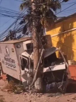 Caminh�o colidiu com poste em acidente envolvendo moto - Reprodu��o/redes sociais
