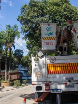 Equipes da Light em a��o na Rua Marqu�s Porto, na Tijuca, ap�s a ventania - �rica Martin/Ag�ncia O DIA