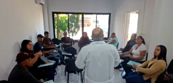 Alunos recebem certificado ap�s a conclus�o do curso