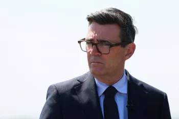 Primeiro Ministro Andy Burnham encontra trabalhadores de emerg�ncia em Dover, Inglaterra. (Foto: WPA Pool, Getty Images)