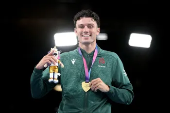Jon McConnell, da Irlanda do Norte, comemora a medalha de ouro no boxe masculino at� 70kg nos Jogos da Commonwealth em Glasgow (Foto: James Fearn/Getty Images)