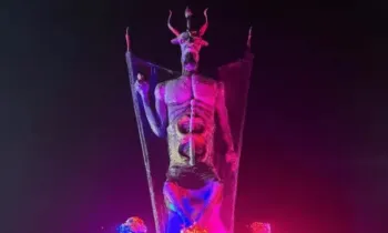 Est�tua que representa o Diabo foi inaugurada em S�o Gon�alo do Amarante, na regi�o metropolitana de Fortaleza (Divulga��o / UOL)