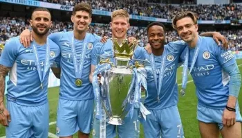 Walker, Stones, De Bruyne, Sterling e Grealish celebrando o t�tulo do Campeonato Ingl�s 2021/2022 conquistado pelo Manchester City - Foto: Getty Images