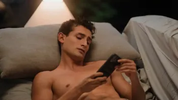 Netflix divulga cena de homem excitado s� de cueca branca nas redes sociais e causa pol�mica