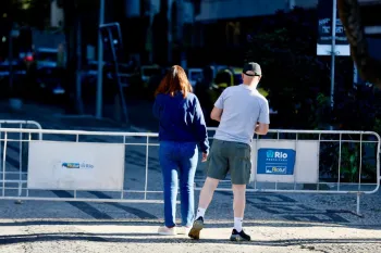 Acessos � orla da Zona Sul amanhecem com grades no primeiro dia do Toler�ncia Zero Foto: Gabriel de Paiva/ Ag�ncia O Globo