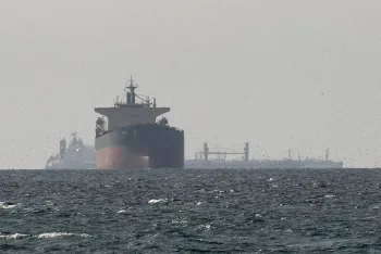 Navios de carga no Golfo, perto do Estreito de Ormuz, em 11 de mar�o de 2026. REUTERS/Stringer