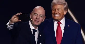 Presidente da Fifa, Gianni Infantino, e o presidente dos EUA, Donald Trump, posam para selfie durante o sorteio da Copa do Mundo de 2026 5 de dezembro de 2025 REUTERS/Evelyn Hockstein