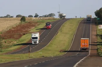 Ve�culos na BR-163, em Mato Grosso do Sul (Foto: Rachid Waqued)