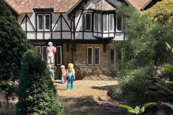 Uma pequena figura de corredora pelada voltou triunfante para uma popular vila em miniatura (Imagem: @modelvillagegodshill/Instagram)