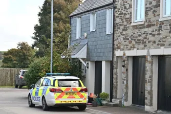 Pol�cia do lado de fora da propriedade do casal em Camelford, Cornwall (Imagem: Adrian Jasper/Cornwall Live)