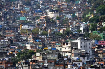 Em �reas sob influ�ncia do crime organizado, a Prefeitura depende do apoio da Pol�cia Militar para realizar demoli��es de constru��es irregulares. Foto: Alexandre Macieira/Riotur