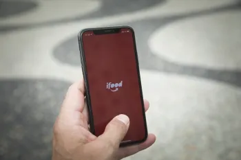O iFood e a Caixa anunciaram uma parceria para facilitar acesso de entregadores a financiamento de motos e bikes el�tricas Foto: Guito Moreto/Ag�ncia O Globo