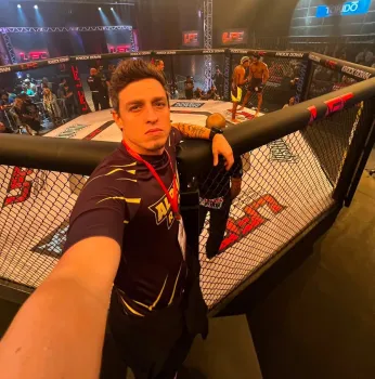 Gabriel Chadan como o lutador de MMA Tanque, na s�rie 'F�ria' Foto: Arquivo pessoal