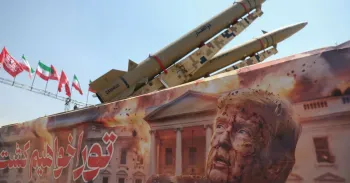 Banner com uma foto do presidente dos EUA, Donald Trump, ao lado de um sistema de m�sseis iraniano na Pra�a Azadi, em Teer�, Ir�, em 30 de julho de 2026. Majid Asgaripour/WANA via REUTERS