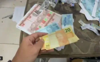 Dinheiro falso apreendido no Complexo da Mar� - Reprodu��o/Rede Social