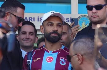 Torcida do Trabzonspor vai � loucura na chegada de Mohamed Salah - Jogada10