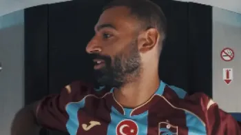 Salah com a camisa do Trabzonspor (Foto: Trabzonspor)