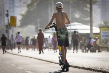 Crian�a andando de patinete na orla do Rio. Foto: M�rcia Foletto/Ag�ncia O Globo