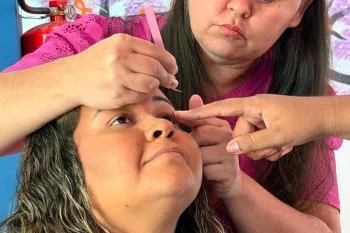 Curso gratuito ensina a t�cnica tufinho para extens�o de c�lios. (Foto: SEJUV)