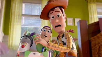 Imagem de Buzz e Woody de Toy Story 5, ambos parecendo chocados