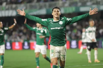 Ram�n Sosa, comemora ap�s marcar durante a partida entre Coritiba e Palmeiras. Foto: Jo�o Heim/Zimel Press/Estad�o Conte�do