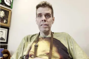Perez Hilton recebendo atendimento m�dico no hospital ap�s transmitir ato de automutila��o ao vivo no TikTok.