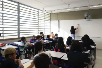 Alunos em sala de aula usando computadores. Foto: Divulga��o/Governo de SP
