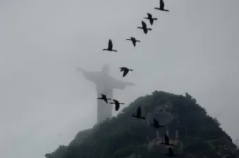 Vista do Cristo Redentor durante temporal no Rio de Janeiro. Cr�dito: Alessandro Buzas/Futura Press/Estad�o Conte�do