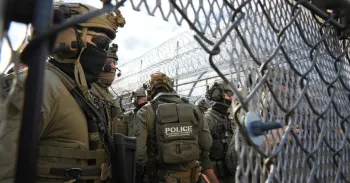Ordens executivas de Trump buscam combater o 'turismo de nascimento', impedindo que pessoas com visto tempor�rio explorem brecha para ter filhos em solo norte-americano. Cr�dito: BRYAN R. SMITH / AFP
