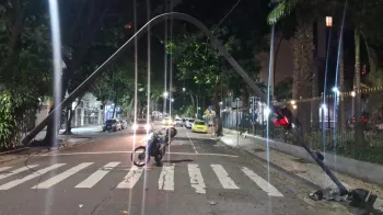 Vento derruba poste com sem�foro, na Rua Tucum�, no Flamengo - Divulga��o